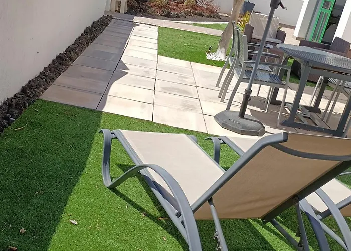 The White House With Pool -